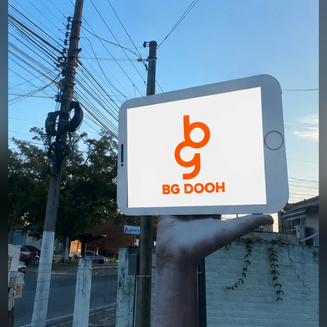 Painel de LED horizontal montado em poste na Avenida Nilton Augusto Sachetti, em Capivari de Baixo.