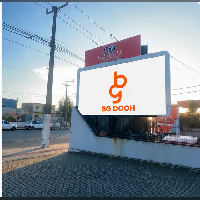 Painel de LED horizontal instalado sobre a fachada de uma loja na Avenida Presidente Tancredo Neves, em Tubarão, no fim da tarde.